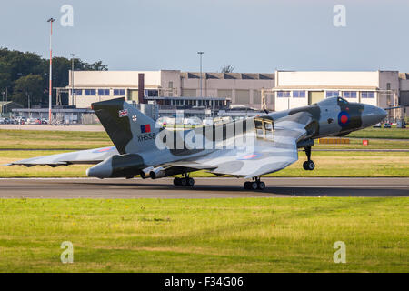 Avro Vulcan landet am Flughafen Doncaster nach einem ihrer letzten Flüge. Stockfoto