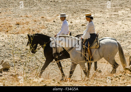 Mann und Frau auf Pferde, traditionelle katholische Wallfahrt Romeria Virgen del Rosario, Fuengirola, Andalusien, Spanien. Stockfoto