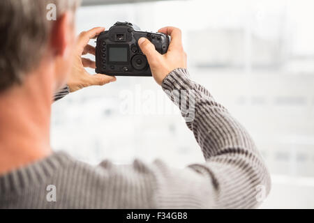 Rückansicht des Menschen fotografieren mit Kamera Stockfoto
