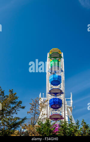 Große bunte Riesenrad, Tibidabo Park, Barcelona, Katalonien, Spanien Stockfoto