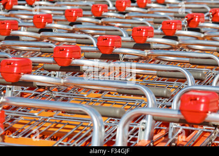 Reihen von Einkaufswagen Stockfoto