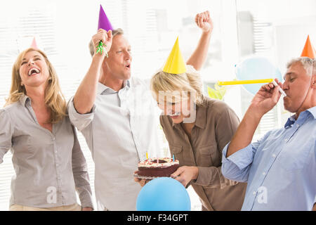 Casual Business-Leute Geburtstag zu feiern und Spaß haben Stockfoto