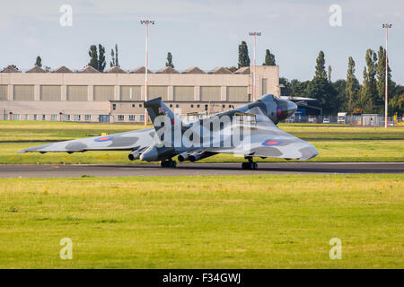 Avro Vulcan landet am Flughafen Doncaster nach einem ihrer letzten Flüge. Stockfoto