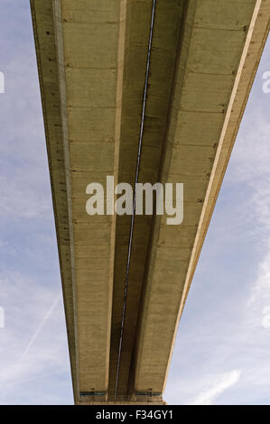 Detail von einer Autobahnbrücke in Großbritannien. Kreuzung oder Konzept verbinden Stockfoto