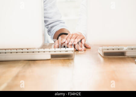 Zwei lässige Geschäftskollegen Hände Zusammenstellung Stockfoto