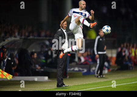 Lyon, Frankreich. 29. Sep, 2015. UEA-Champions-League-Gruppenphase. Lyon gegen Valencia. CHRISTOPHE JALLET (Ol) steuert den hohen Ball Credit: Action Plus Sport/Alamy Live News Stockfoto