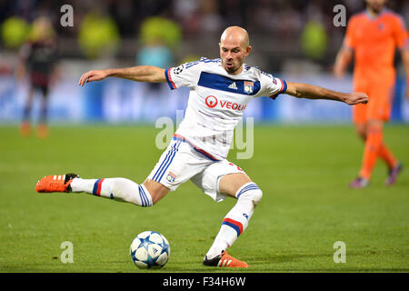 Lyon, Frankreich. 29. Sep, 2015. UEA-Champions-League-Gruppenphase. Lyon gegen Valencia. CHRISTOPHE JALLET (Ol) bekommt seinen Schuss Weg Kredit: Action Plus Sport/Alamy Live News Stockfoto