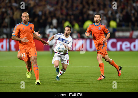 Lyon, Frankreich. 29. Sep, 2015. UEA-Champions-League-Gruppenphase. Lyon gegen Valencia. Mathieu Valbuena (Lyon) und Aymen Abdennour (Valenz) Credit: Action Plus Sport/Alamy Live News Stockfoto