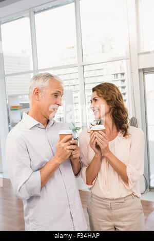 Lächelnde lässig Geschäftskollegen Kaffeetrinken zusammen Stockfoto