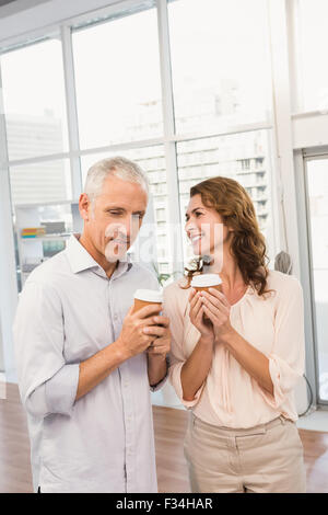 Lächelnde lässig Geschäftskollegen Kaffeetrinken zusammen Stockfoto