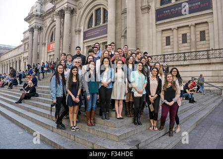 Gemischtrassig Klasse der Schülerinnen und Schüler auf Exkursion posieren für ein Gruppenporträt außerhalb auf Stufen des Metropolitan Museum of Art Stockfoto
