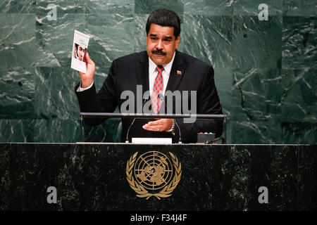New York, USA. 29. Sep, 2015. Der venezolanische Präsident Nicolas Maduro hält "Brief aus Jamaika", geschrieben von Unabhängigkeit Führer Simon Bolivar, wie er die 70. Tagung der Generalversammlung der Vereinten Nationen am Sitz Vereinten Nationen in New York am 29. September 2015 Adressen. Bildnachweis: Li Muzi/Xinhua/Alamy Live-Nachrichten Stockfoto