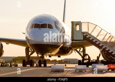 In der Nähe von British Airways Boeing 787 Dreamliner,, Viewer, auf der Piste während unseen Sonnenuntergang geparkt. Goldene stunde Farbe. Manston, England. Stockfoto