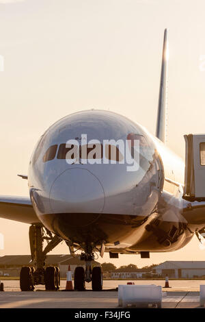 In der Nähe von British Airways Boeing 787 Dreamliner,, Viewer, auf der Piste während unseen Sonnenuntergang geparkt. Goldene stunde Farbe. Manston, England. Stockfoto