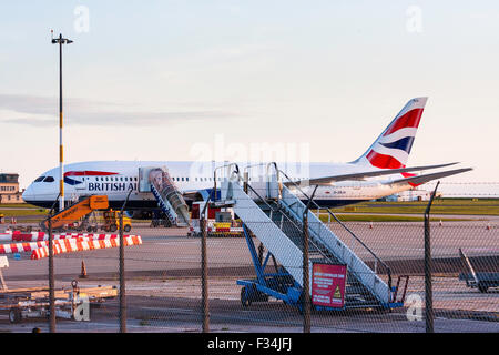 British Airways Boeing 787 Dreamliner,, Seitenansicht, ruht auf tamarc während Neu am Flughafen Manston geliefert, am frühen Abend dämmerung geschossen. Stockfoto