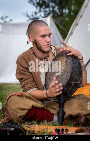 Eine Nahaufnahme von einem Mann gekleidet wie ein Wikinger, musizieren, Ishøj, Dänemark Stockfoto