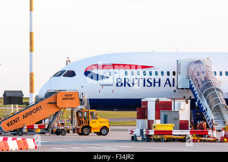 British Airways Boeing 787 Dreamliner,, Seitenansicht, ruht auf tamarc während Neu am Flughafen Manston geliefert, am frühen Abend dämmerung geschossen. Stockfoto