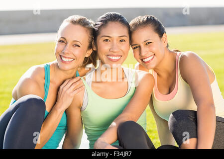 Sportliche Frauen Blick in die Kamera Lächeln Stockfoto