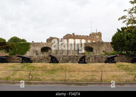 Walmer Castle, im Jahre 1540 erbaut. Eine Reihe von sechs Kanonen vor der niedrigen Mauer Der trockengraben mit der Burg im Hintergrund. Der Tag bedeckt. Stockfoto