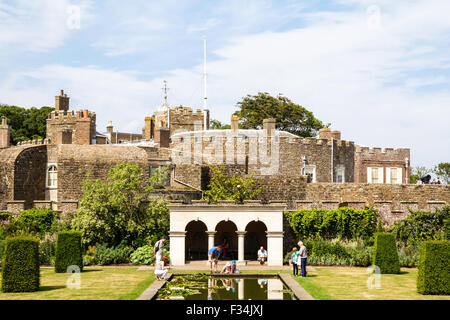 Die Königin Mutter Garten an Walmer Castle in Kent. Blick entlang länglicher Teich mit Pavillion am Ende und das Schloss im Hintergrund. Stockfoto