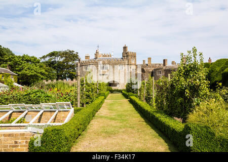 Walmer Tudor Castle in Kent, Schloss im Hintergrund mit der Küche Garten, wo verschiedene Grüns und anderes Gemüse angebaut werden, im Vordergrund. Stockfoto