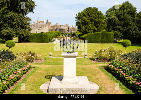 Walmer Castle, 1540 im Hintergrund mit der Armillary Sonnenuhr im Garten Terrassen und den Krocketrasen, im Vordergrund. Stockfoto