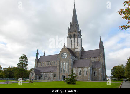 Str. Marys Kathedrale, gefüllt Killarney zeigt der frontalen Aspekt und eine Wolke Himmel. Stockfoto