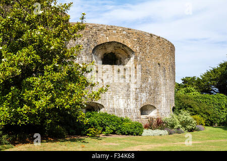 Walmer Castle in 1540 gebaut als ein dann moderne Artillerie fort. Trockengraben mit abgerundeten Wänden und drei schwere Kanone Geschützstellungen. Stockfoto