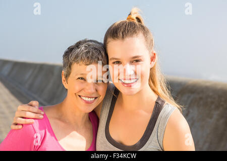 Sportlich-Mutter und Tochter lächelnd Stockfoto