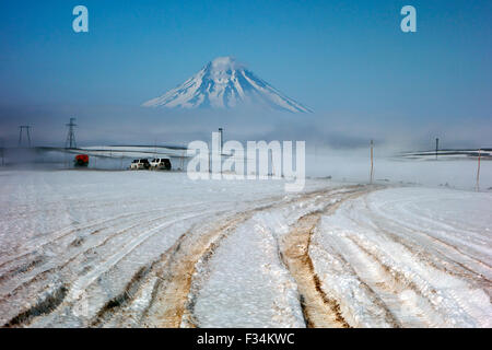 Offroad-Tracks im Schnee in der Nähe von Vilyuchinsky Vulkan, Kamtschatka, Russland Stockfoto