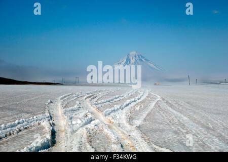 Offroad-Tracks im Schnee in der Nähe von Vilyuchinsky Vulkan, Kamtschatka, Russland Stockfoto