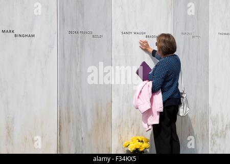 Ein Mitglied der Familie berührt die Gedenkstein der Opfer von 9/11 Terroranschläge auf die Einweihungsfeier für das Flight 93 National Denkmal zum Gedenken an die 40 Passagiere und Besatzung von Flug 93, die Terroristen angreifen das Kapitol am 14. Jahrestag der 9/11 Anschläge gegen die Vereinigten Staaten 11. September 2015 in Shanksville gestoppt , Pennsylvania. Stockfoto