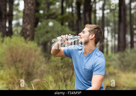 Schönen jungen Mann Trinkwasser Stockfoto