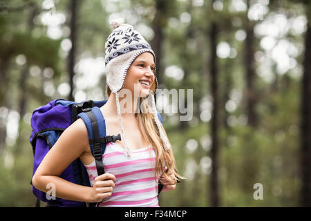 Junge glückliche Wanderer in der Ferne suchen Stockfoto