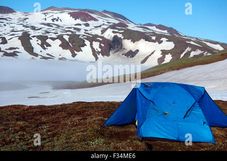 Zelt am Fuße des Gorely, Kamtschatka, Russland Stockfoto