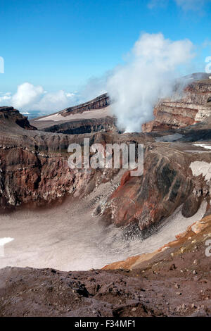 Rauchen-Krater des Gorely, Kamtschatka, Russland Stockfoto