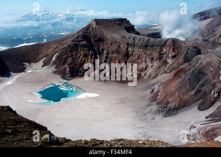 Kratersee des aktiven Vulkans Goreli, Kamtschatka, Russland Stockfoto