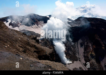 Rauchen-Krater des Gorely, Kamtschatka, Russland Stockfoto