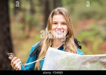Junge hübsche Wanderer mit Kompass und Karte Blick in die Kamera Stockfoto