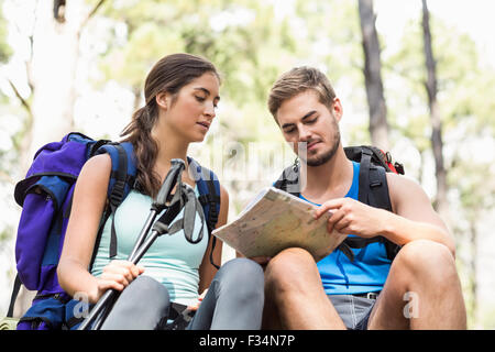 Junge glücklich Jogger Blick auf Karte Stockfoto