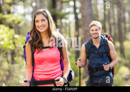 Junge glücklich Jogger Wandern mit trekking-Stöcke Stockfoto