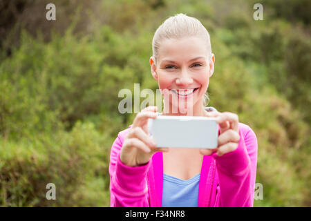 Lächelnde weibliche Wanderer nehmen ein Selbstporträt Stockfoto