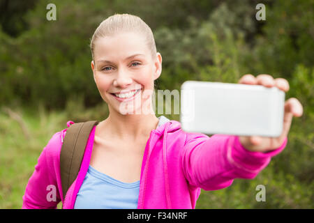 Lächelnde weibliche Wanderer nehmen ein Selbstporträt Stockfoto