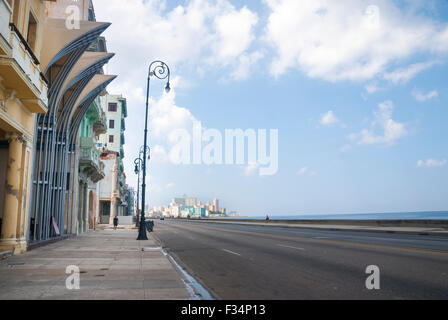 Ein Blick auf die berühmten Malecon, der wichtigsten Strandpromenade Boulevard im Zentrum von Havanna Kuba Stockfoto