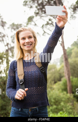 Lächelnde weibliche Wanderer nehmen ein Selbstporträt Stockfoto