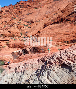 Wanderer und Kletterer am Red Rock Canyon National Conservation Area in der Nähe von Las Vegas Stockfoto