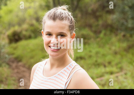 Lächelnde blonde Athlet steht auf trail Stockfoto