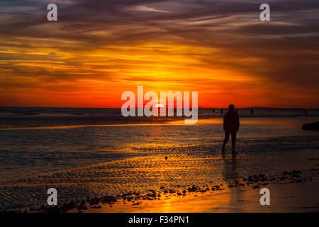 Brighton, 29. Sep 2015. Menschen am Strand von Brighton genießen einen wunderschönen Sonnenuntergang nach einem warmen und sonnigen Herbsttag Credit: Imageplotter/Alamy Live News Stockfoto