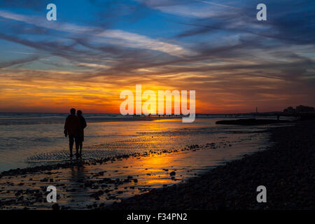 Brighton, 29. Sep 2015. Menschen am Strand von Brighton genießen einen wunderschönen Sonnenuntergang nach einem warmen und sonnigen Herbsttag Credit: Imageplotter/Alamy Live News Stockfoto