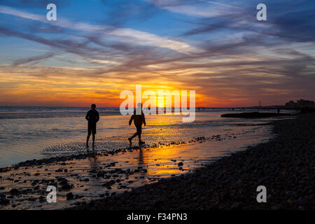 Brighton, 29. Sep 2015. Menschen am Strand von Brighton genießen einen wunderschönen Sonnenuntergang nach einem warmen und sonnigen Herbsttag Credit: Imageplotter/Alamy Live News Stockfoto